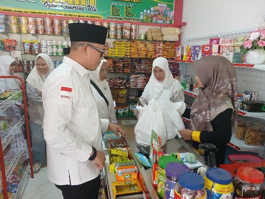 Bupati OKU H Teddy Meilwansyah SSTP MM MPd berbelanja di MUI Mart OKU yang beralamat di Jalan Syekh A Kaliuddin Kemiling Tanjung Baru Baturaja Kabuapten OKU. Kanalberita.id / Edo