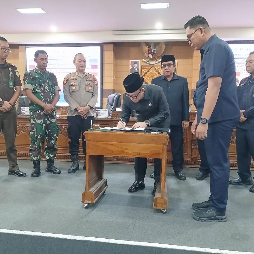 Bupati OKU Bupati OKU H Teddy Meilwansyah SSTP MM MPd dan Ketua DPRD OKU H Sahril Elmi SH, tanda-tangan APBD Perubahan yang sudah disetujui dewan. Kanalberita.id / Edo