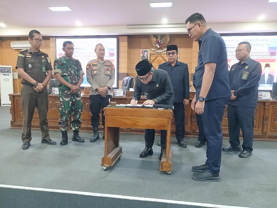 Bupati OKU Bupati OKU H Teddy Meilwansyah SSTP MM MPd dan Ketua DPRD OKU H Sahril Elmi SH, tanda-tangan APBD Perubahan yang sudah disetujui dewan. Kanalberita.id / Edo