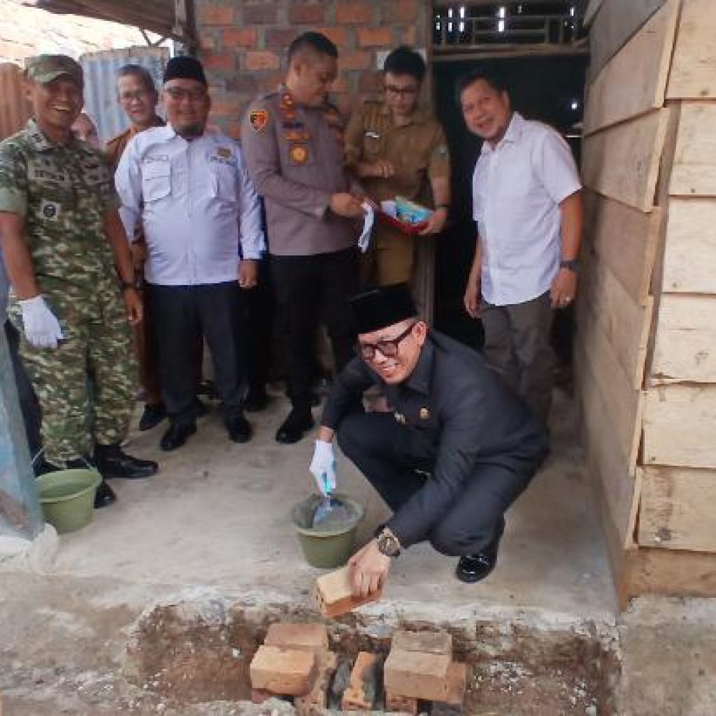 Bupati OKU H Teddy Meilwansyah SSTP MM MPd bersama Ketua REI dan Ketua APERSI OKU pada acara peletakan batu pertama bedah rumah tidak layak huni. Kanalberita.id / Edo
