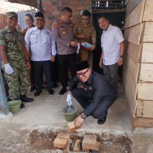 Bupati OKU H Teddy Meilwansyah SSTP MM MPd bersama Ketua REI dan Ketua APERSI OKU pada acara peletakan batu pertama bedah rumah tidak layak huni. Kanalberita.id / Edo