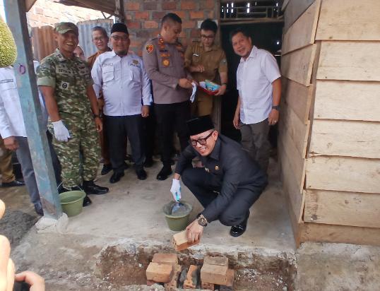Bupati OKU H Teddy Meilwansyah SSTP MM MPd bersama Ketua REI dan Ketua APERSI OKU pada acara peletakan batu pertama bedah rumah tidak layak huni. Kanalberita.id / Edo
