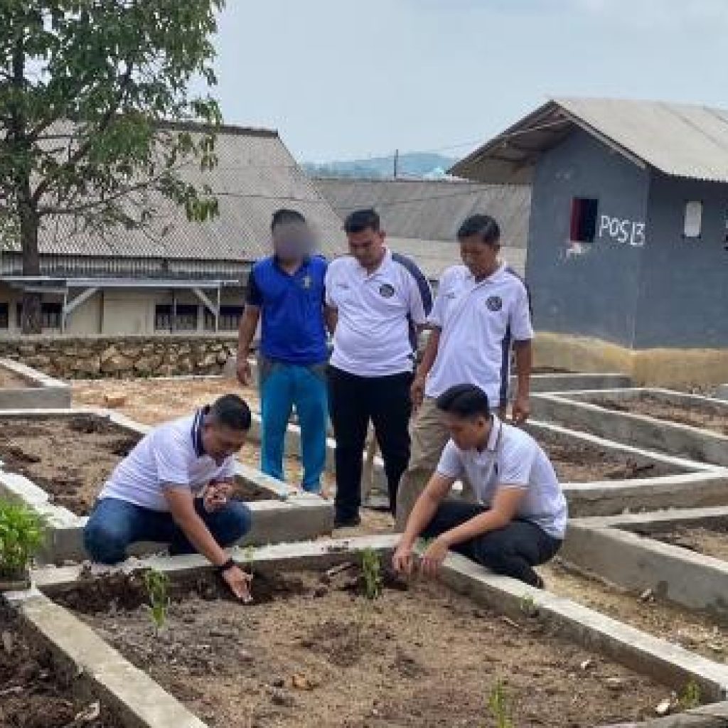 Kepala Rutan Baturaja Fitri Yady, SH MSi pimpin menanam komoditas unggulan diareal Rutan Batuiraja. Foto dokumen Rutan Baturaja