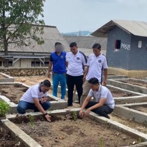 RUTAN HIJAUKAN LAHAN 1 Kepala Rutan Baturaja Fitri Yady, SH MSi pimpin menanam komoditas unggulan diareal Rutan Batuiraja. Foto dokumen Rutan Baturaja