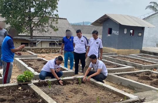Kepala Rutan Baturaja Fitri Yady, SH MSi pimpin menanam komoditas unggulan diareal Rutan Batuiraja. Foto dokumen Rutan Baturaja
