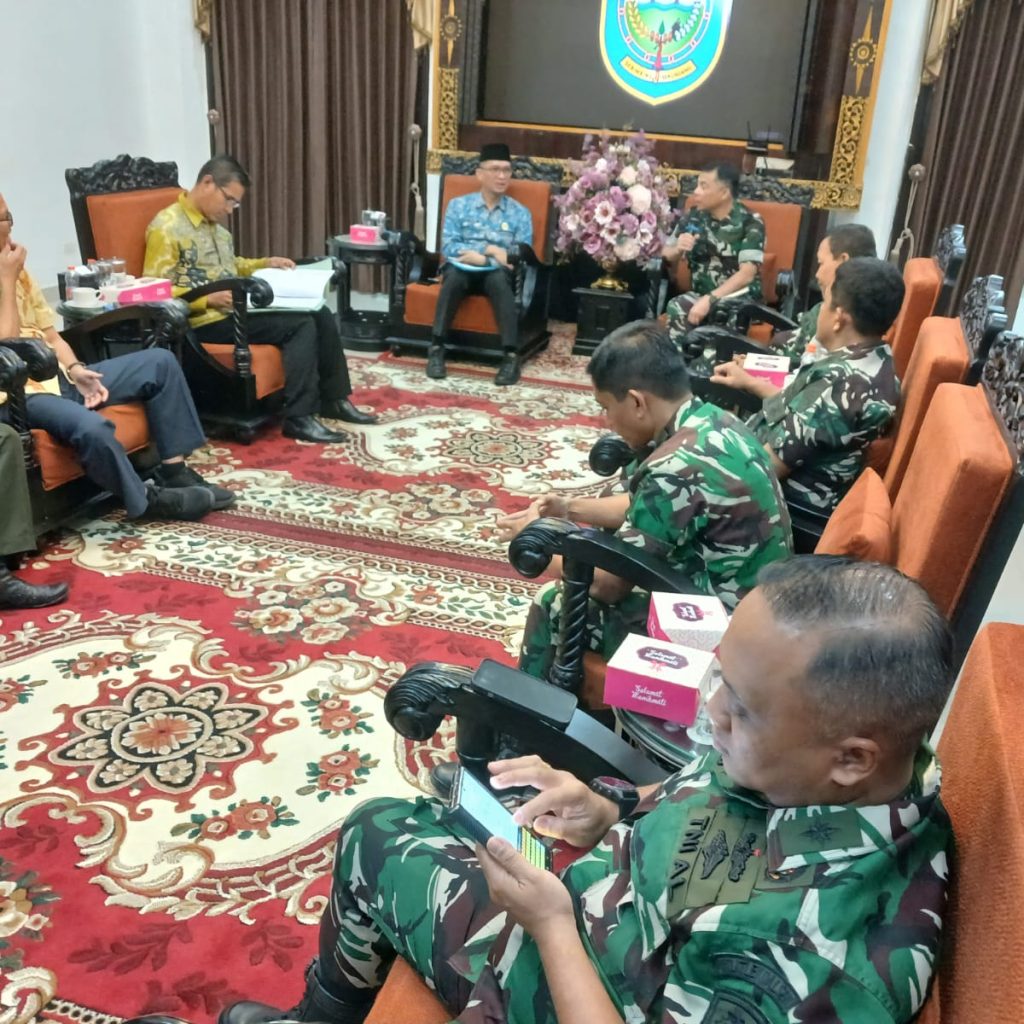 Tim Satgas Karhutla Mabes TNI Kolonel Pom Binsar Simarongkir (AU) saat diskusi bahaya Karhuta di Kabupaten OKU diterima oleh Bupati OKU diwakili Sekda OKU Alva Elan SST MPSDA. Kanalberita.id / Edo