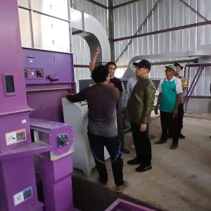VERTICAL DRYER 1 Bupati OKI H Teddy Meilwasnyah SSTP MM MPd meninjau pengoperasin mesin pengering jagung di Kelurahan Sepancar Lawang Kulon Kecamatan Baturaja Timur Kabupaten OKU. kanalberita.id / Edo