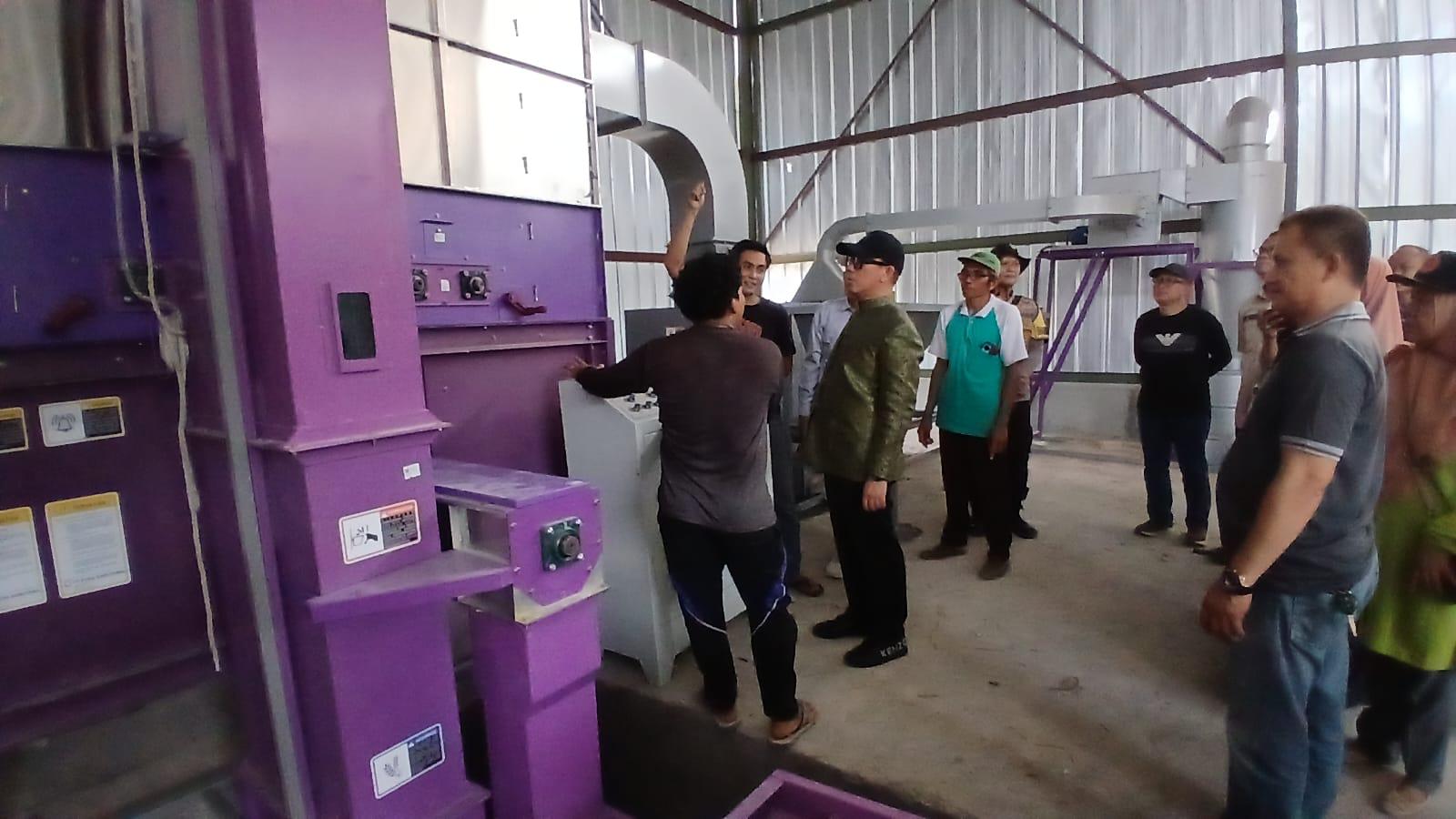 Bupati OKI H Teddy Meilwasnyah SSTP MM MPd meninjau pengoperasin mesin pengering jagung di Kelurahan Sepancar Lawang Kulon Kecamatan Baturaja Timur Kabupaten OKU. kanalberita.id / Edo