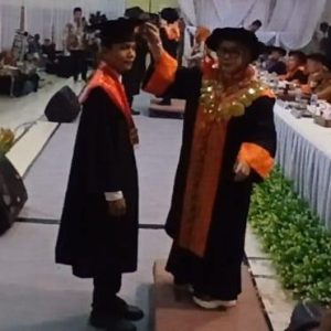 Rektor Unbara Ir Hj Linda Wati MZ, MT saat melantik dan mewisuda 496 sarjana baru di Gedung Kesenian Baturaja, Rabu (16/9/2026). Kanalberita.id / Edo