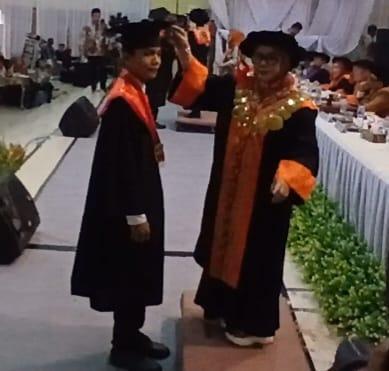 Rektor Unbara Ir Hj Linda Wati MZ, MT saat melantik dan mewisuda 496 sarjana baru di Gedung Kesenian Baturaja, Rabu (16/9/2026). Kanalberita.id / Edo