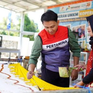 AJP 6 Suhartini (45) bersama Pertamina EP Pendopo Field dorong pemberdayaan perempuan di Desa Sukakarya, Musi Rawas melalui pengolahan Pinang menjadi produk bernilai ekonomi. Foto dokumen PHR Zona 4