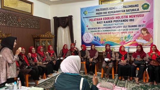 Anggota Dosen Pengabdi, Rita Kamalia S.Pd, M.Kes dan Ekadewi Retnosari, S.Keb, M.Keb dari Prodi Kebidanan Muara Enim.