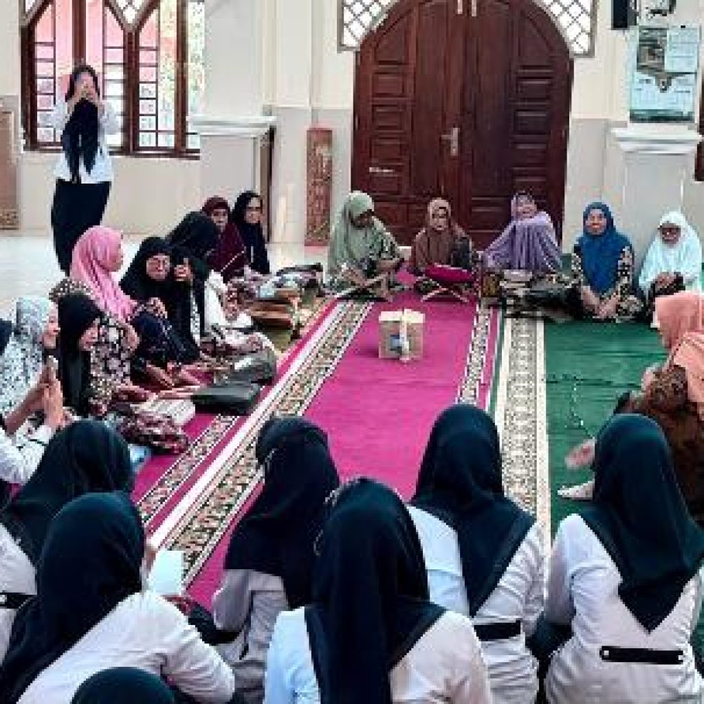 Tim pengabdi Poltekkes Kemenkes Palembang Prodi Keperawatan Baturaja bersama para Ustadzah BKPRMI OKU Pelatihan Perawatan Kaki. Foto dokumen Prodi Keperawatan Baturaja