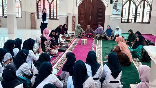 Tim pengabdi Poltekkes Kemenkes Palembang Prodi Keperawatan Baturaja bersama para Ustadzah BKPRMI OKU Pelatihan Perawatan Kaki. Foto dokumen Prodi Keperawatan Baturaja