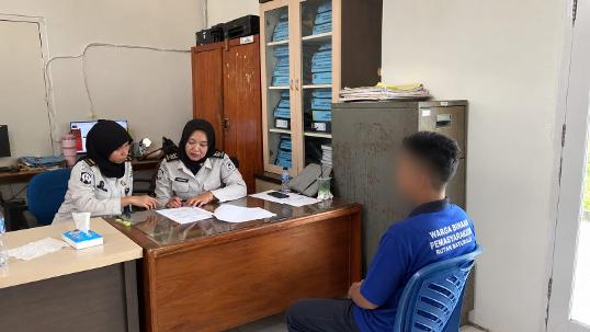 Pembimbing Kemasyarakatan (PK) bersama Asesor laksanakan asesmen terhadap warga binaan di Rutan Kelas IIB Baturaja. Foto dokumen Rutan Baturaja