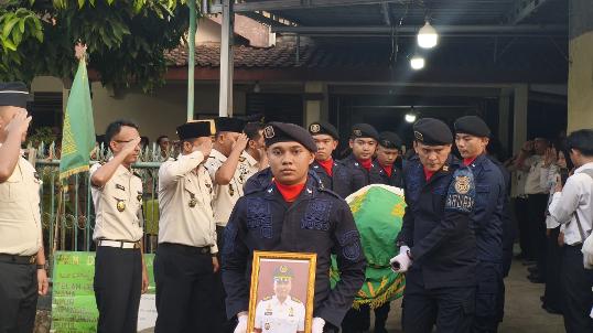 Prosesi pemakaman almarhum Moh. Imam Santoso (Kepala KPLP Sekayu0 di Baturaja. Foto dokumen Rutan Baturaja
