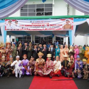SUMPAH PEMUDA 1 Bupati OKU H. Teddy Meilwansyah SSTP MM MPd pada upacara peringatan Hari Sumpah Pemuda ke-98 di halman kantor Pemkab OKU. Kanalberita.id / Edo