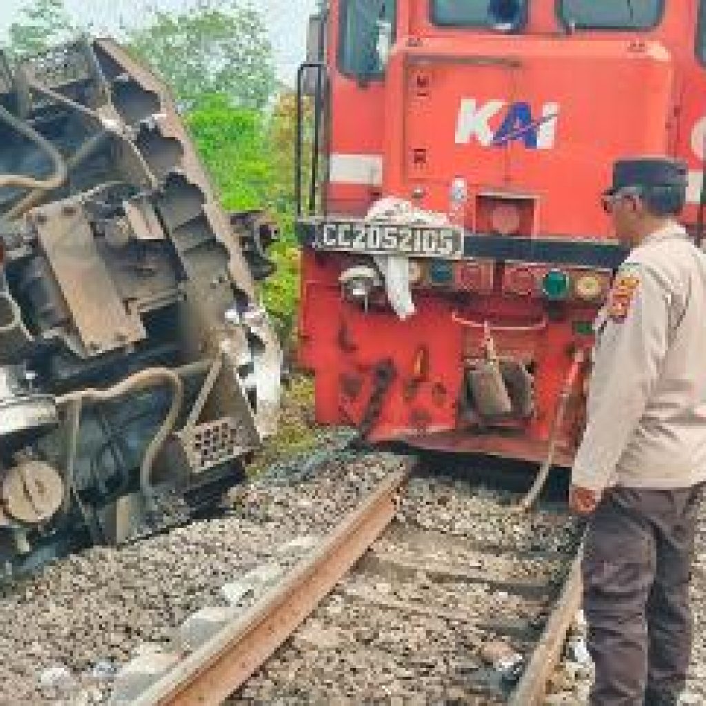 Dua rangkaian kereta babaranjang bertabrakan di KM. 272+5/7 Emplasemen Stasiun Talang Baru jalur 1 terjadi di Desa Talang Baru Kecamatan Peninjauan, Kabupaten OKU. Foto dokumen polisi.