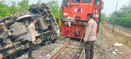 Dua rangkaian kereta babaranjang bertabrakan di KM. 272+5/7 Emplasemen Stasiun Talang Baru jalur 1 terjadi di Desa Talang Baru Kecamatan Peninjauan, Kabupaten OKU. Foto dokumen polisi.